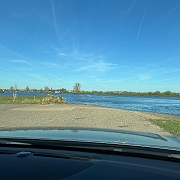 048 Het pontje was net weg dus even wachten maar